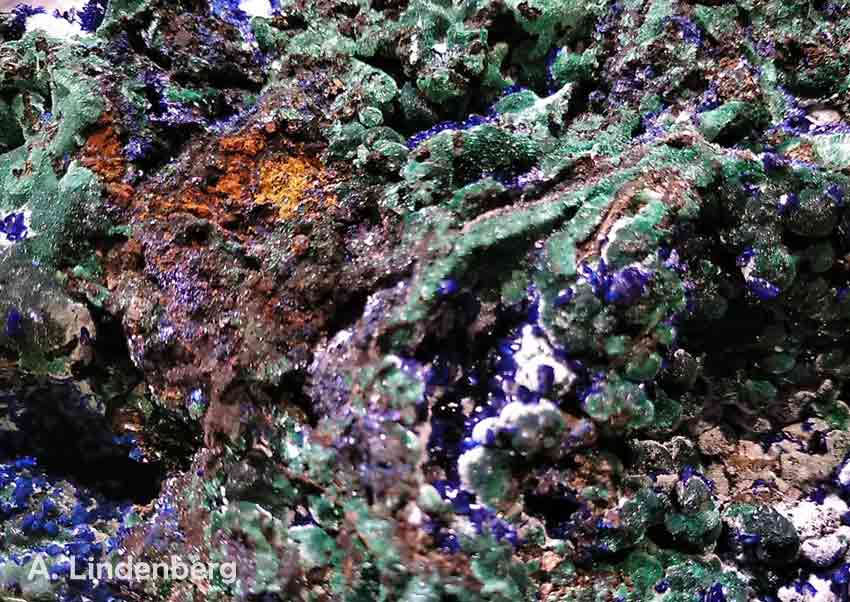 Annes Seelengarten, sehr buntes kristallines Mineral in orange, blau, grün und weiss