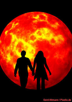 IN HOPE Fortbildung Paar- und Sexualtherapie Paar vor rotem Mond