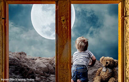 Durchs Fenster geschaut: Junge schaut Mond an, Teddy rechts