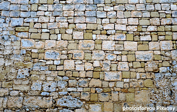Mauer aus rechteckigen Steinen