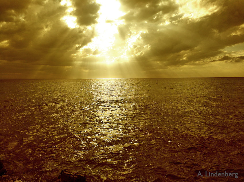 Annes Seelengarten Jamaika Meer von goldenen Sonnstrahlen beleuchtet