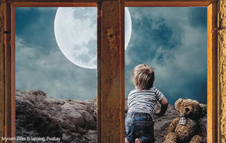 IN HOPE Basiskurs Psychologie Junge schaut durch Fenster auf den Mond
