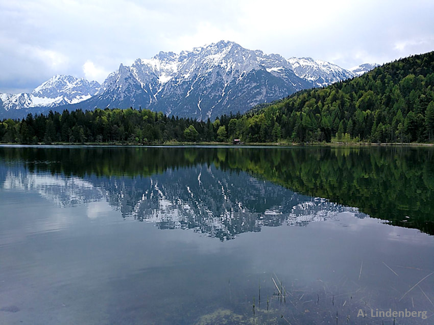 Annes Seelengarten Wasser Bergsee mit Bergen und Hütte
